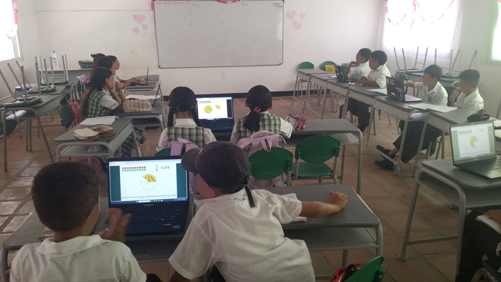 Niños de cuarto de primaria trabajando las TIC